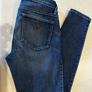 [GUESS] Skinny jeans with flattering Sexy Curve style. Mid rise.
